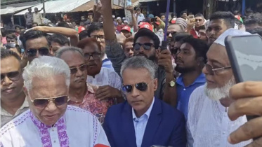 বিএনপি ও জামায়াতের নেতাকর্মীদের মুখোমুখি অবস্থানে অবরুদ্ধ হয়ে পড়েন সড়ক পরিবহন ও সেতুমন্ত্রী শেখ রবিউল আলম। ছবি: স্টার