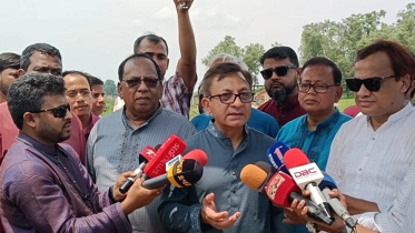   সাংবাদিকদের সঙ্গে কথা বলছেন বাণিজ্যমন্ত্রী খন্দকার আব্দুল মুক্তাদির। ছবি: ইউএনবি