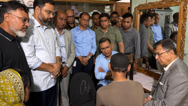 রামিসা আক্তারের পরিবারের সঙ্গে কথা বলছেন প্রধানমন্ত্রী তারেক রহমান। ছবি : প্রধানমন্ত্রীর কার্যালয়