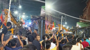 কলকাতার নিউমার্কেটে বুলডোজার দিয়ে মাংসের দোকান ভেঙে দেওয়া হচ্ছে। ছবি: ভিডিও থেকে স্ক্রিণশট