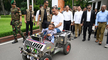 কলেজ শিক্ষার্থী ওয়াকিমুলের তৈরি ‘স্মার্ট কারে’ চড়লেন প্রধানমন্ত্রী