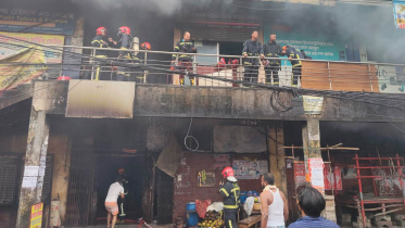 আগুন নিয়ন্ত্রণে কাজ করছে ফায়ার সার্ভিস