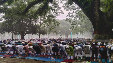 এদিন ভোর থেকেই আকাশ মেঘলা থাকলেও বিভিন্ন এলাকা থেকে মুসল্লিরা মাঠে আসতে শুরু করেন। ছবি: তাফসিলুল আজিজ/স্টার