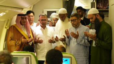 প্রধানমন্ত্রী তারেক রহমান শুক্রবার ১৭ এপ্রিল রাত ১১টা ৫৮ মিনিটে হযরত শাহজালাল আন্তর্জাতিক বিমানবন্দরে এ বছরের প্রথম হজ ফ্লাইট  আনুষ্ঠানিকভাবে উদ্বোধন করেন। ছবি: বাসস