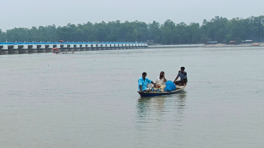 তিস্তায় নৌকায় বসে আছেন তিন ব্যক্তি 