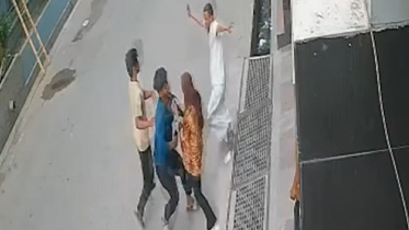 বাবার সামনে থেকে মেয়েকে অপহরণ