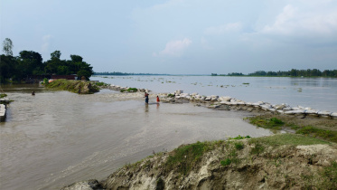 জমি অধিগ্রহণ নিয়ে জটিলতায় দুধকুমার নদের বন্যা নিয়ন্ত্রণ বাঁধের ৩০০ মিটারের নির্মাণ কাজ থেমে আছে। ছবি: স্টার