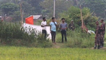  কুড়িগ্রামের রৌমারী উপজেলার ভুন্দুরচর সীমান্তে তিন যুবক। ছবি: সংগৃহীত
