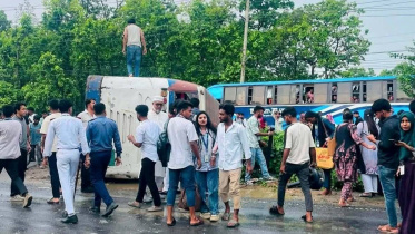 সড়কে উল্টে যাওয়া বাসটি। ছবি: স্টার