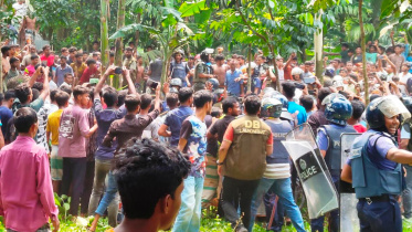 পুশির সঙ্গে স্থানীয়দের সংঘর্ষ। ছবি: স্টার
