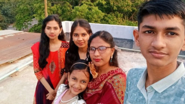 মা ও তিন বোনের সঙ্গে সিফাত। ছবি: সংগৃহীত