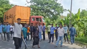 ঢাকা-চট্টগ্রাম মহাসড়ক অবরোধ করে বিক্ষোভ করছেন বিএনপির প্রার্থী আসলাম চৌধুরীর অনুসারীরা। ছবি: স্টার