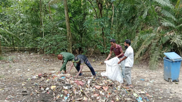 লাউয়াছড়া জাতীয় উদ্যান পরিষ্কার করা হচ্ছে। ছবি: স্টার