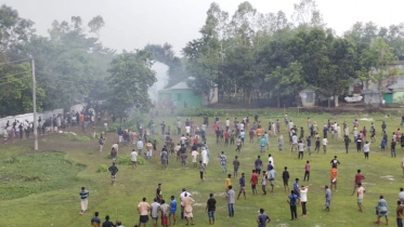 ইউপি চেয়ারম্যান ফরিদ আহমেদ ও ভারপ্রাপ্ত চেয়ারম্যান কফিল উদ্দিনের সমর্থকদের সংঘর্ষ। ছবি: স্টার