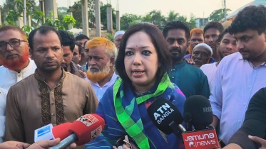 সাংবাদিকদের সঙ্গে কথা বলছেন রুমিন ফারহানার। ছবি: স্টার