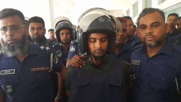 আদালত প্রাঙ্গণে আসামি আবু তাহের। ছবি: স্টার