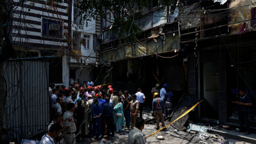 দিল্লির জনাকীর্ণ এলাকায় ফ্লারিশ স্টে হোটেলে অগ্নিকাণ্ডে ২১ জন মারা গেছেন। ছবি: স্টেটসম্যান