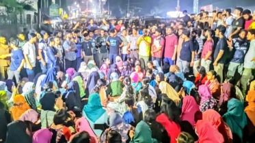 সহপাঠীকে গ্রেপ্তারের প্রতিবাদে সড়ক অবরোধ করেন রংপুর মেডিকেল কলেজের শিক্ষার্থীরা। ছবি: সংগৃহীত