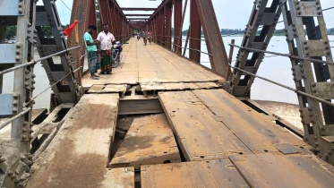 কুড়িগ্রামে সোনাহাট সেতুর পাটাতন ভেঙে যান চলাচল বন্ধ। ছবি: সংগৃহীত
