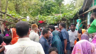 মৃত ৩ শিশুর বাড়িতে স্থানীয়দের ভিড়। ছবি: স্টার