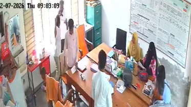 প্রধান শিক্ষককে মারধর করছেন সহকারী শিক্ষক। ছবি: ভিডিও থেকে নেওয়া