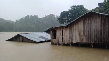 ভারী বর্ষণ ও পাহাড়ি ঢলে বান্দরবানে ভয়াবহ বন্যা পরিস্থিতির সৃষ্টি হয়েছে। ছবি: স্টার