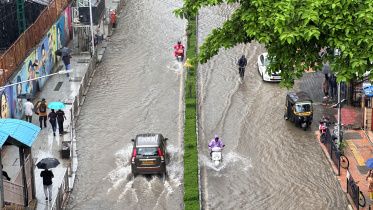 ভারী বৃষ্টিপাতে মুম্বাই শহরে জনযীবন বিপর্যস্ত হয়ে পড়েছে। ছবি: রয়টার্স
