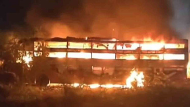 ভারতে ট্রাকের সঙ্গে ধাক্কার পর এই বাসটিতে আগুন ধরে যায়। ছবি: সংগৃহীত