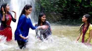 Ankhi O Taar Bandhura