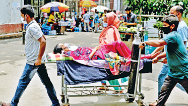 relatives-wheeling-covid-patient.jpg
