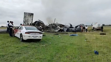ঘটনাস্থলে উপস্থিত হয় নিরাপত্তা বাহিনীর সদস্যরা। ছবি: রয়টার্স