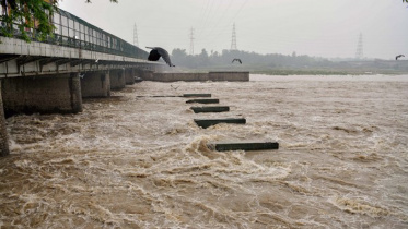 ভারতের দিল্লি অঙ্গরাজ্যে যমুনা নদীর পানির উচ্চতা সর্বকালের সর্বোচ্চ পর্যায়ে পৌঁছেছে। ছবি: স্টেটসম্যান