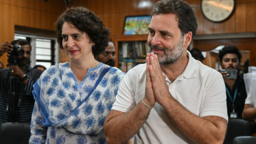 বোন প্রিয়াংকা গান্ধী ভদ্রকে সঙ্গে নিয়ে নির্বাচন কমিশনে মনোনয়নপত্র জমা দিতে আসেন রাহুল গান্ধী। ছবি: এএফপি
