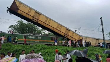 কাঞ্চনজঙ্ঘা এক্সপ্রেসকে পেছন থেকে ধাক্কা দেয় একটি মালবাহী ট্রেন। ছবি: ভিডিও থেকে স্ক্রিণশট/সংগৃহীত