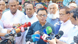 সাংবাদিকদের সঙ্গে কথা বলছেন বাণিজ্যমন্ত্রী খন্দকার আব্দুল মুক্তাদির। ছবি: স্টার