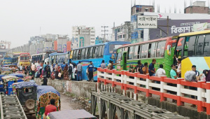 নবীনগর-চন্দ্রা মহাসড়কের বাইপাইল স্ট্যান্ডে যানজট। ছবি: স্টার 