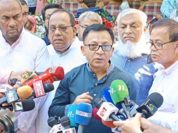 সাংবাদিকদের সঙ্গে কথা বলছেন বাণিজ্যমন্ত্রী খন্দকার আব্দুল মুক্তাদির। ছবি: স্টার