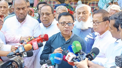 সাংবাদিকদের সঙ্গে কথা বলছেন বাণিজ্যমন্ত্রী খন্দকার আব্দুল মুক্তাদির। ছবি: স্টার