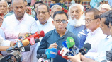 সাংবাদিকদের সঙ্গে কথা বলছেন বাণিজ্যমন্ত্রী খন্দকার আব্দুল মুক্তাদির। ছবি: স্টার
